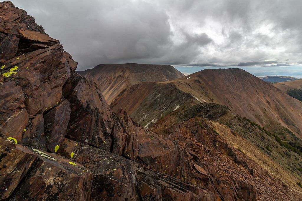 Descending Monument Peak. The flat peak on the right could be done as a side quest.