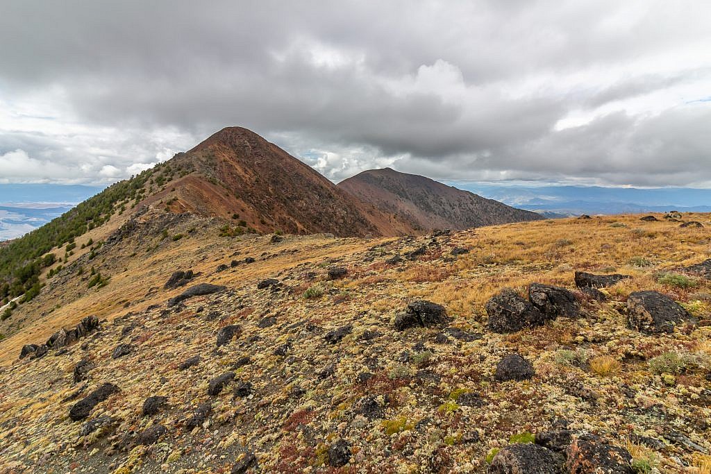 Looking back along the ridge towards Monument Peak and Red Mountain.