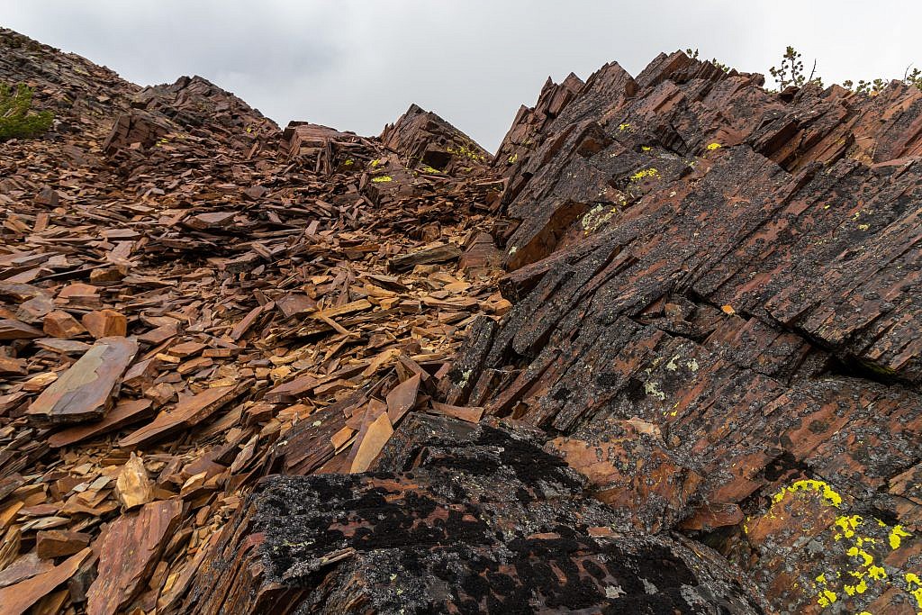 Descending the south ridge of Monument Peak. The trail mostly disappears here and there a bit of simple class 3 scrambling over the dinner-plate talus that covers the mountain.