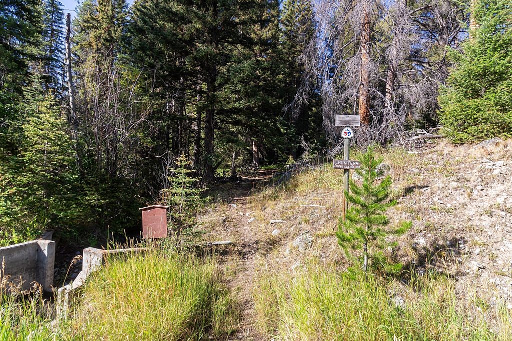 The trailhead is the northern terminus of the Pioneer National Scenic Trail.