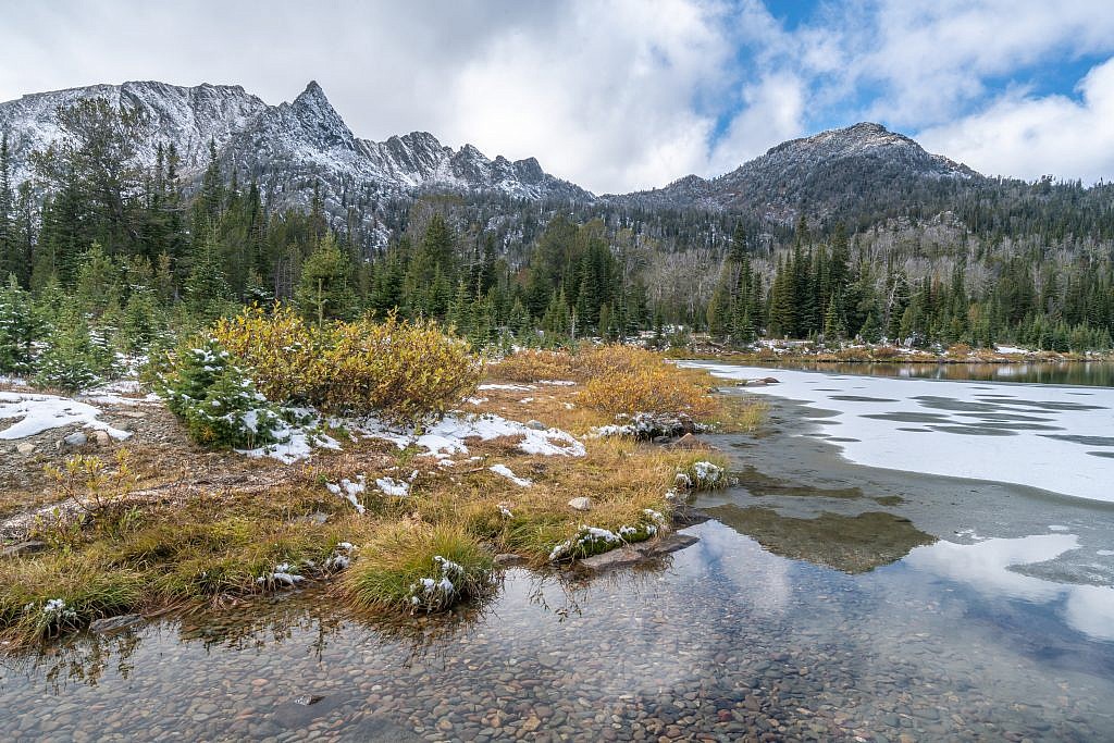 Looking west along the shores of Lower Branham Lake. Gneiss Lake is on the other side of the saddle.