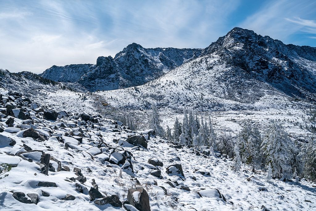 Working my way over to Gneiss Lake. It was a relatively simple hike through this terrain. From here it looked like you could follow the northeast ridge of Leggat all the way to its summit but I didn’t know what kind of challenge the snow would pose.