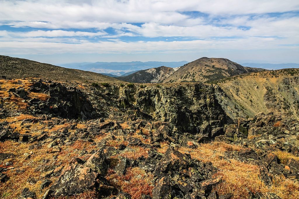 View of the traverse from the rock outcropping. Elk Peak on the right and Windy Point just below on the left. From this angle you can see the quart chunk to the right of Windy Point.