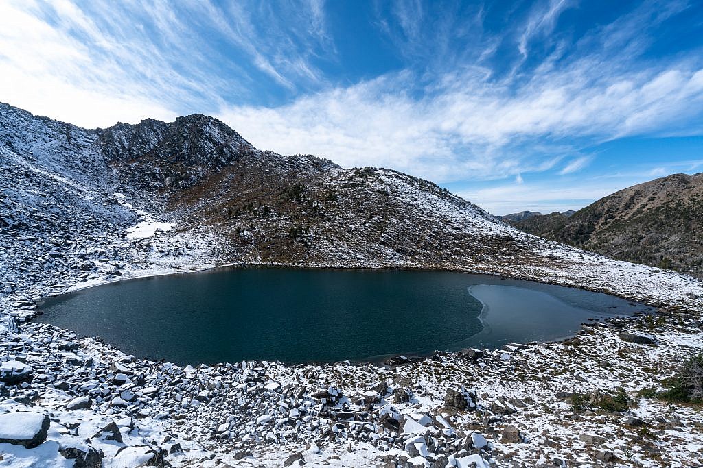 Gneiss Lake from the saddle just east of the lake. Leggat Mountain on the left. From this angle the path up Leggat looks obvious.